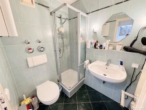 Gäste-WC inkl. Dusche - Wohnen über den Dächern von Hamburg – 3 Zimmer Komfort-Eigentumswhg. | 84qm2, Kamin, Tiefgaragenpl.