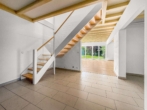 Whg.1-Treppenaufgang - Ihre persönliche Wohlfühloase – stilvolles 4-Zi.-Doppelhaus in ruhiger Bestlage von Heide-Süderholm.