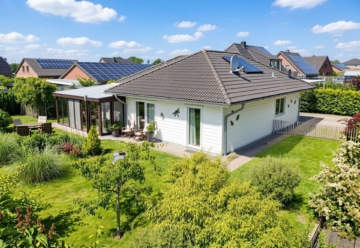Ein Zuhause auf einer Ebene – Moderner Bungalow mit großem Wintergarten, 25920 Stedesand, Bungalow