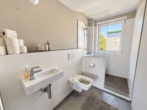 1. OG. Badezimmer 1 - EXKLUSIV & GROSSZÜGIG – IHR IDEALES GEWERBEOBJEKT. Exklusive Hallengebäude + Wohnhaus in TOP-Lage.