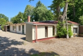 Rück-Seitenansicht - (KI gener - Naturrefugium direkt am Alsterlauf | Bungalow mit 5 Zi. | 845 m² Freizeitgrundst. | HH-Hummelsbüttel