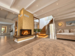 Haupthaus EG. Wohnzimmer Kamin - Ihr schönstes Kapitel beginnt hier: Exklusives Anwesen mit Gästehaus und privatem Gartenparadies.
