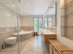 Haupthaus EG. Badezimmer - Ihr schönstes Kapitel beginnt hier: Exklusives Anwesen mit Gästehaus und privatem Gartenparadies.