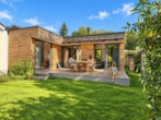 Anbau Gästehaus Rückseite - Ihr schönstes Kapitel beginnt hier: Exklusives Anwesen mit Gästehaus und privatem Gartenparadies.