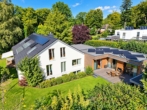 Haupthaus und Anbau Seitenansi - Ihr schönstes Kapitel beginnt hier: Exklusives Anwesen mit Gästehaus und privatem Gartenparadies.