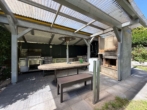 Offene Küchen-Grillbereich - Ankommen. Durchatmen | Bungalow mit 4 Zimmer u. 110qm2 Wohnfläche | Naturparadies mitten in Hamburg.