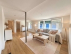 Wohnzimmer (VIRTUALISIERT) - Ankommen. Durchatmen | Bungalow mit 4 Zimmer u. 110qm2 Wohnfläche | Naturparadies mitten in Hamburg.