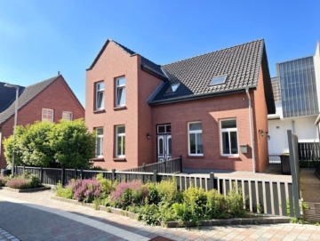 Ein Haus, zwei Wohnungen, unendliche Möglichkeiten – Zweifamilienhaus in direkter Innenstadtlage, 25746 Heide, Haus