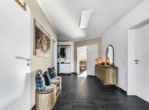 Flur-Eingangsbereich - Hier werden Wohnträume wahr: Charmant und exklusiv – Villa mit modernstem Komfort. Absolutes JUWEL.