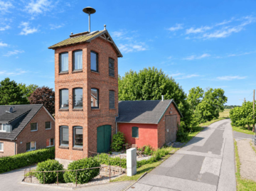 Ein Stück Geschichte am Elbdeich: Historischer Feuerwehrturm mit Fahrzeughalle in HH-Kirchwerder, 21037 Hamburg, Haus