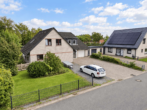 Außenansicht Vorderansicht - Viel Raum, viel Garten, viel Zukunft – Zusammen wohnen. Für sich sein. Ein Zuhause mit viel Platz.