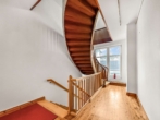 Süderstr.1-Treppenhaus-OG - Attraktive Investitionschance! Ensemble aus 2 Häusern in frequentierter Innenstadtlage von Heide.