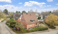 Ansicht-Straße - Wohnen, Vermieten oder Ferienwhg. – EFH mit 3 WEH. in Timmendorfer Strand. Nur 700 Meter vom Strand.