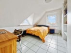 DG-Schlafzimmer-1 - Direkt an der Nordsee: Modernes EFH. mit Meerblick & Teilungspotenzial in Bestlage von Dagebüll.