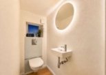 Souterrain Gäste-WC - Dein Leben – immer im Urlaub: Exklusives Ostsee-Domizil über 2 Ebenen mit 7 Zimmern in Premium-LAGE.