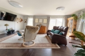 Wohnzimmer - Modern-Innovativ–Stilvoll. Gepflegter Bungalow mit großem Wintergarten. Ein Zuhause zum Wohlfühlen.