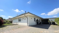 Außenansicht Einfahrt - Modern-Innovativ–Stilvoll. Gepflegter Bungalow mit großem Wintergarten. Ein Zuhause zum Wohlfühlen.