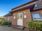 Außenansicht-Eingang - SCHMUCKSTÜCK! Charmante 3-Zi.-Wohnung in ruhiger Lage in Weddingstedt.