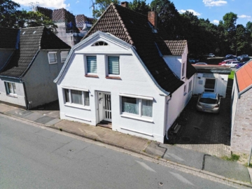 Mehr Raum, mehr Möglichkeiten – Charmantes Wohnhaus in bester Innenstadtlage von Heide., 25746 Heide, Einfamilienhaus
