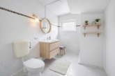 EG Badezimmer, Wohnbeispiel Vi - Mehr Raum, mehr Möglichkeiten – Charmantes Wohnhaus in bester Innenstadtlage von Heide.